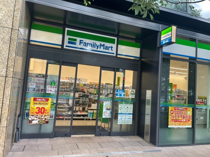 ファミリーマート 文京春日白山通り店(コンビニ)まで13m ﾊﾟｰｸｺｰﾄ文京小石川ｻﾞ･ﾀﾜｰ(1415)