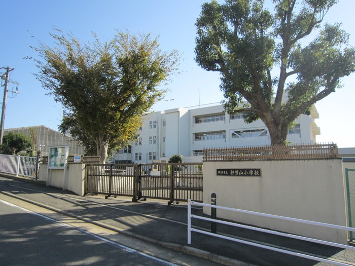 伊勢山小学校(小学校)まで224m リブインサカエ
