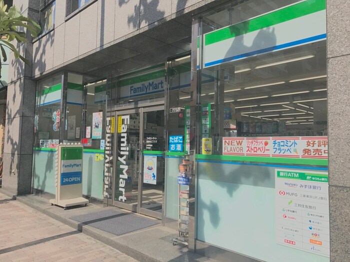 ファミリーマート西麻布3丁目店(コンビニ)まで112m 日神パレステ－ジ西麻布(502)