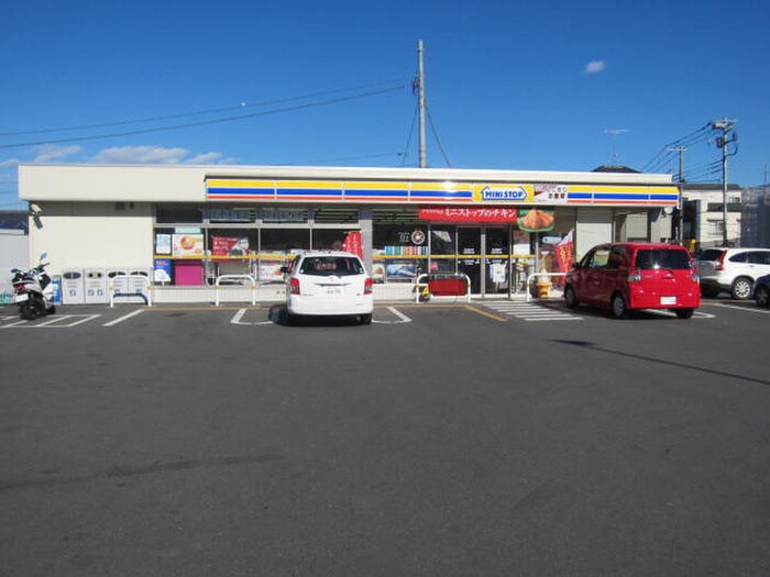 ミニストップ稲城矢野口店(コンビニ)まで140m ハイツオ－ギ