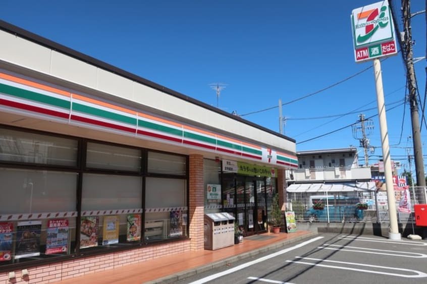 セブンイレブン(コンビニ)まで406m カメリア向ヶ丘