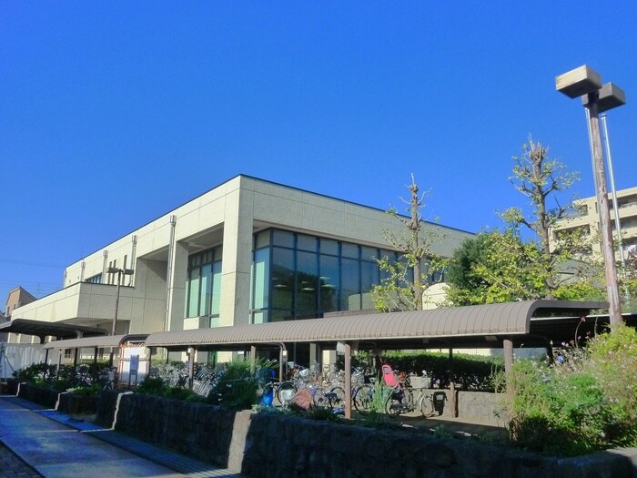 三鷹図書館(役所)まで690m コーポ・ナイン