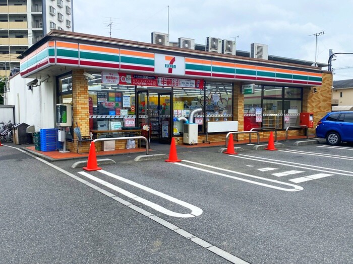 セブンイレブン八潮桁店(コンビニ)まで270m リブリ・Ｙ＆Ｓ