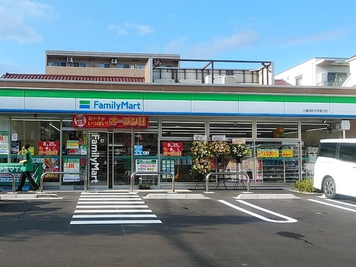 ファミリーマート 三鷹消防大学通り店(コンビニ)まで98m バ－ドバレィ