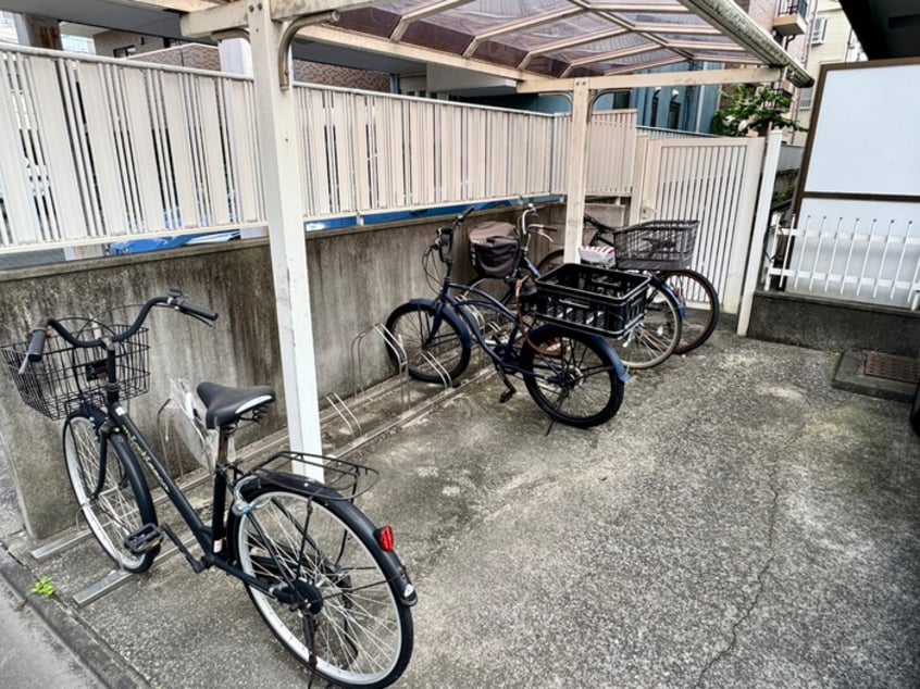 駐輪場 プチシャトレ東和
