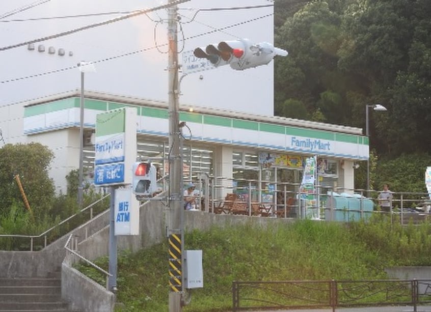 ファミリーマート マイコンシティ入口店(コンビニ)まで160m メゾン鳶ヶ丘