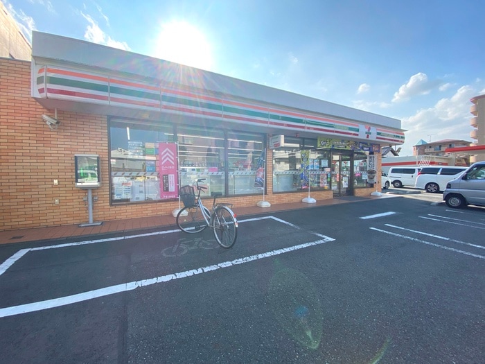 セブンイレブン　多摩永山2丁目店(コンビニ)まで633m ファミリーナ　タマⅢ