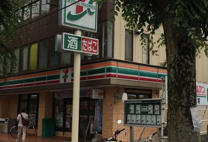 セブン-イレブン 稲城市平尾店(コンビニ)まで656m メゾンオモテ