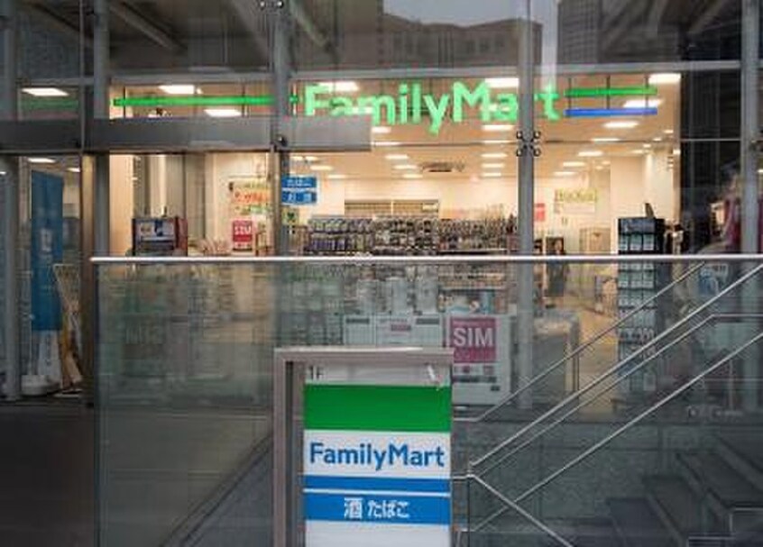 ファミリーマート西新宿八丁目店(コンビニ)まで134m Axel