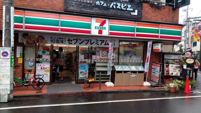 セブンイレブン梅ヶ丘駅前店(コンビニ)まで537m シティ－コア梅ヶ丘