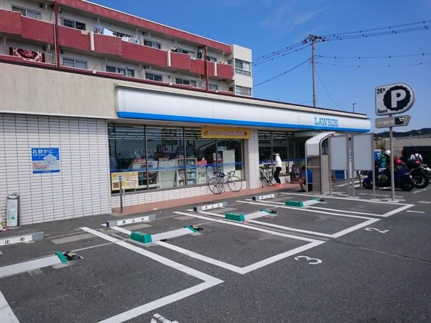 ローソン鎌倉由比ヶ浜４丁目店(コンビニ)まで700m ルミエ－ル