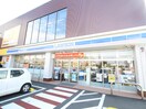 ローソン 横須賀三春町二丁目店(コンビニ)まで120m コ－ポ秋元