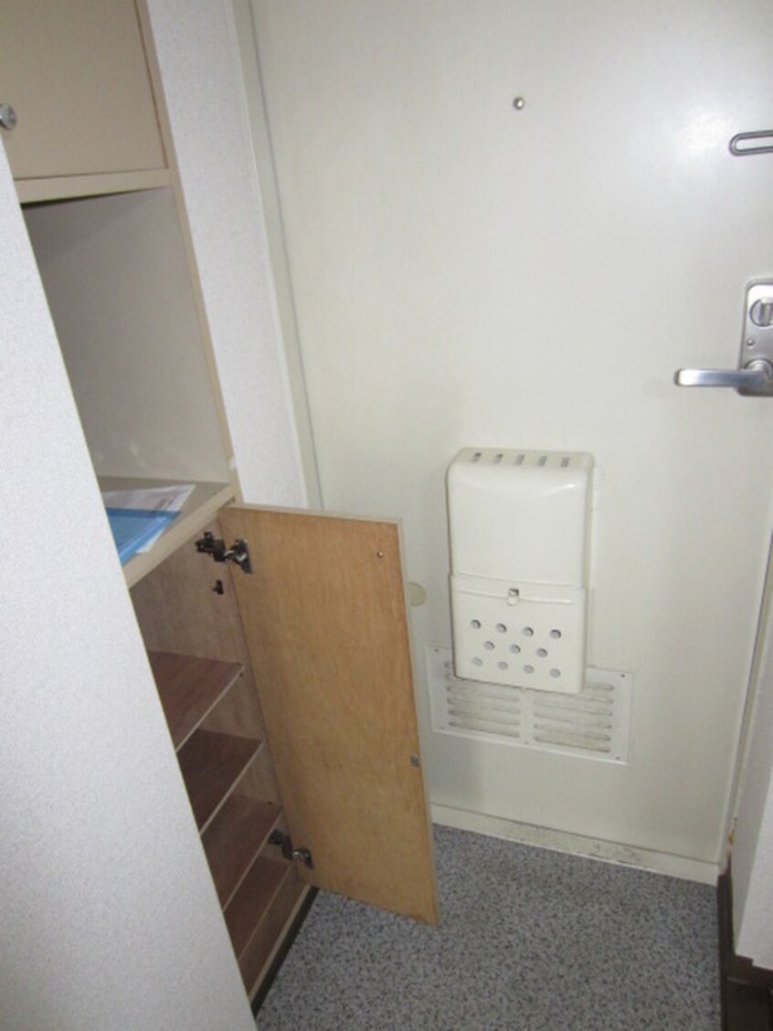 玄関 クバラチ－ラ・Ｅ