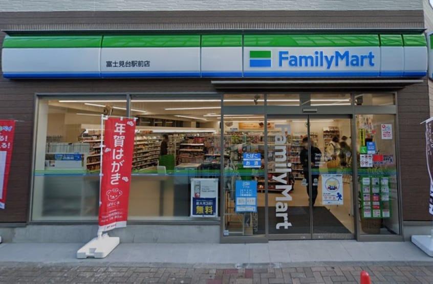 ファミリーマート(コンビニ)まで170m パレTOHOⅢ