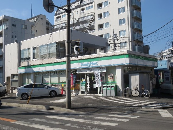 ファミリーマート(コンビニ)まで360m コモド・デ・ピソス