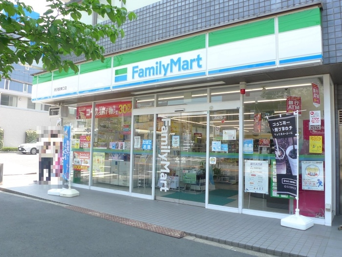 ファミリーマート(コンビニ)まで442m La　Primavera