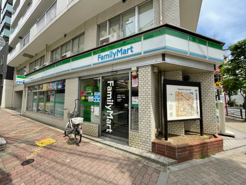 ファミリーマート(コンビニ)まで162m アズ浅草橋レジデンス