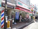 ローソンストア100西調布駅前店(コンビニ)まで322m グレイスＫ