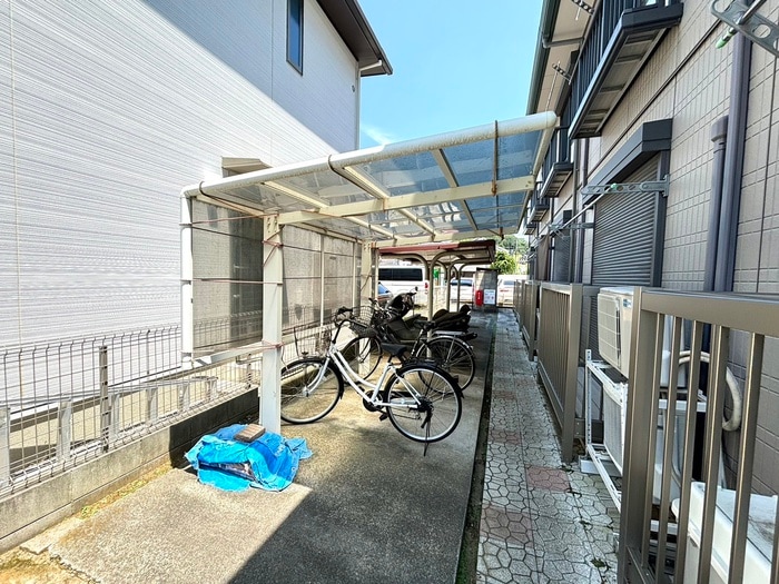 駐輪場 ハイビスカス