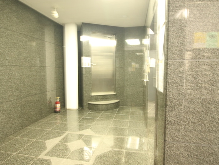 エントランス部分 ホワイトヒルズサカイノ