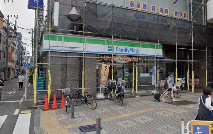 ファミリーマート　柳沢南口店(コンビニ)まで30m コ－ポ山下