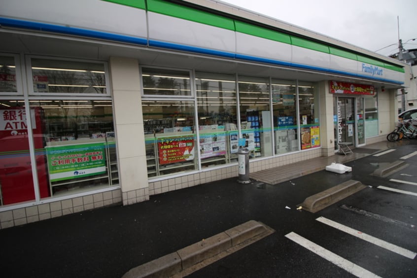 ファミリーマート(コンビニ)まで195m カサ　デ　エルマノス