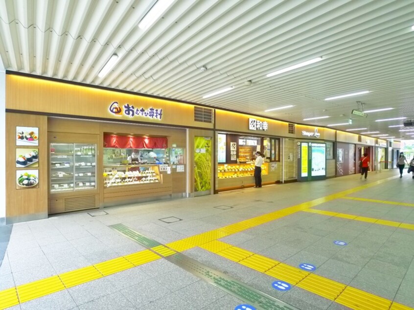 平井駅構内(ショッピングセンター/アウトレットモール)まで590m 鬼澤荘