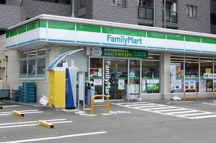 ファミリーマートスリーウェル新横浜店(コンビニ)まで234m スプランディッド新横浜