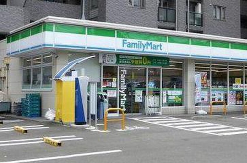 ファミリーマートスリーウェル新横浜店(コンビニ)まで234m スプランディッド新横浜