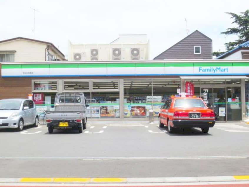 ファミリーマート世田谷弦巻店(コンビニ)まで241m アルカディア弦巻