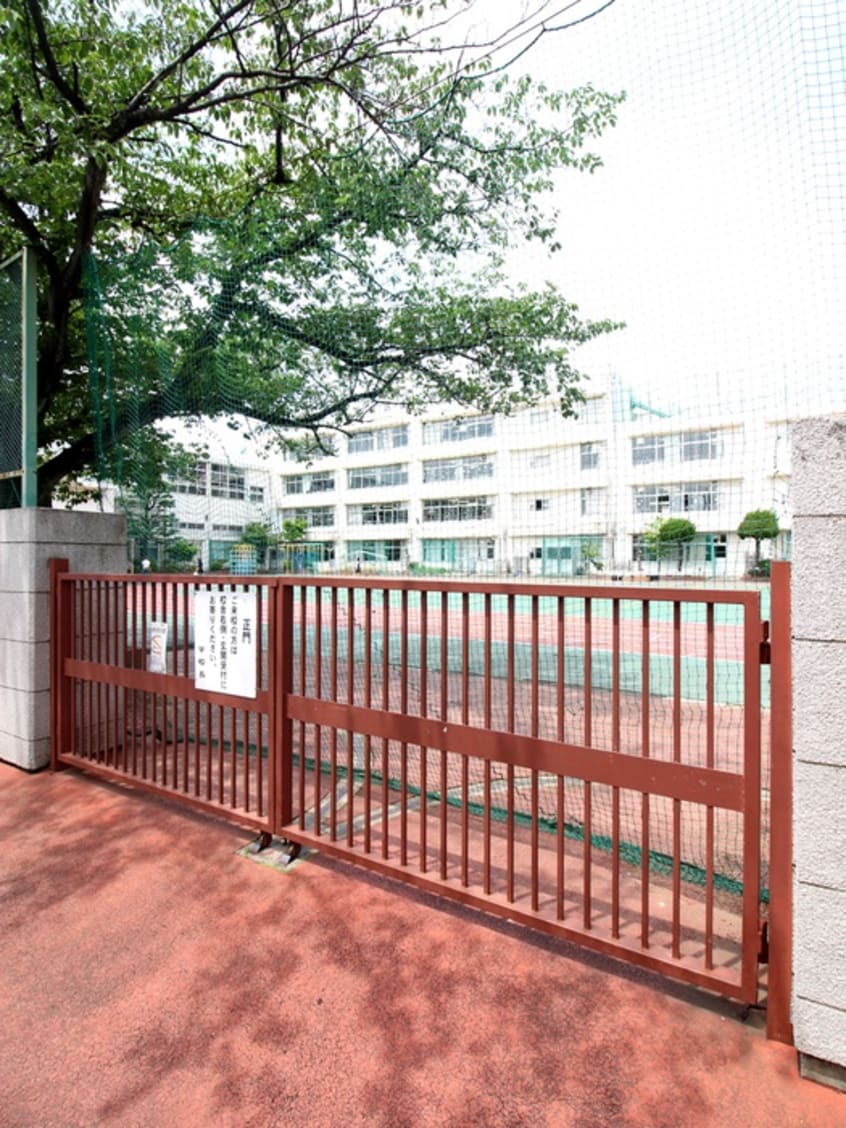 入新井第四小学校(小学校)まで600m コナ－マンション