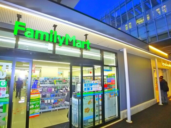 ファミリーマート(コンビニ)まで600m ハーモニーテラス伊興Ⅳ