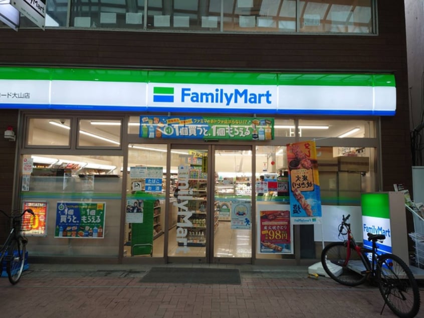 ファミリーマート大山駅南店(コンビニ)まで261m crostone大山（402）