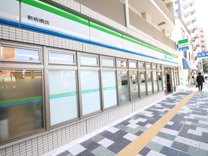 ファミマ新板橋店(コンビニ)まで90m ロイヤルコ－ポ