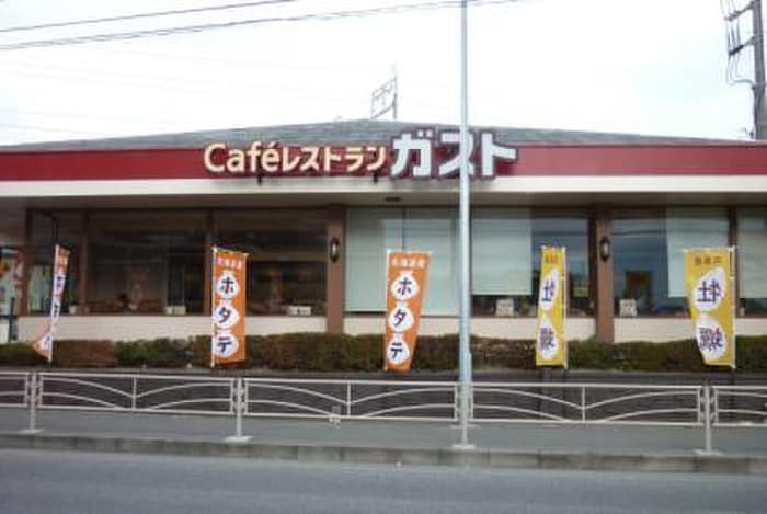 ガスト(その他飲食（ファミレスなど）)まで400m 山崎メゾン