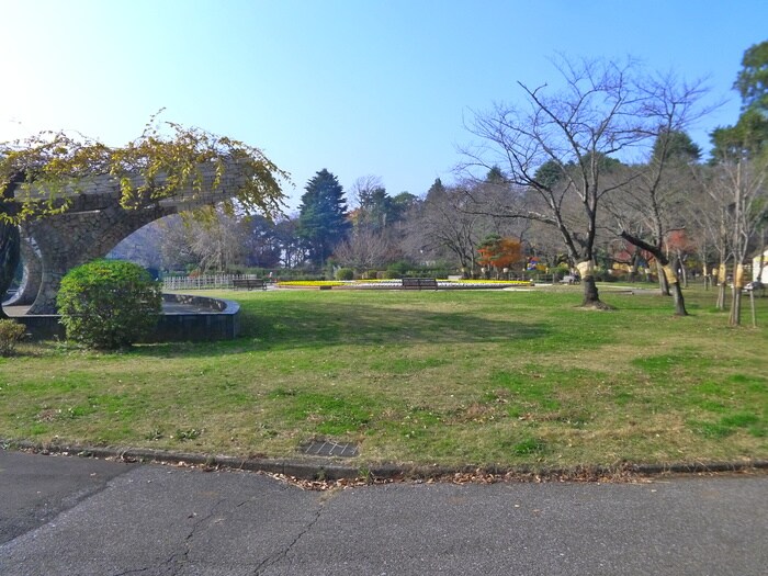 里見公園(公園)まで1400m サンハウス