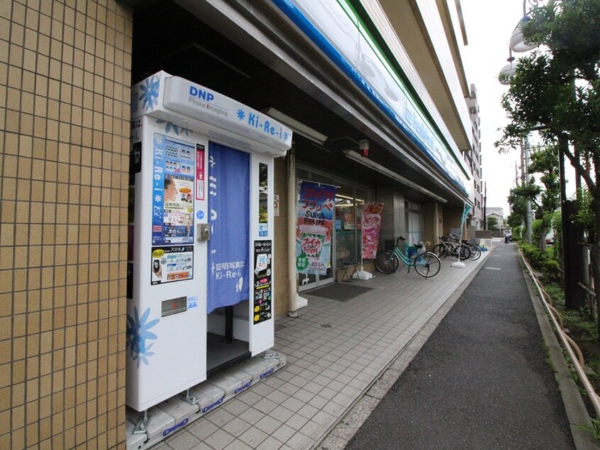 ファミリーマート堀切店(コンビニ)まで202m アイフラットⅡ