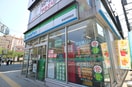 ファミリーマート 黄金町駅前店(コンビニ)まで750m コーポ大橋