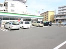 ファミリーマート川崎鷺沼店(コンビニ)まで300m リッツウィステリア