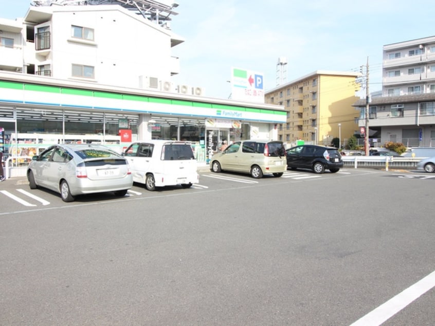 ファミリーマート川崎鷺沼店(コンビニ)まで300m リッツウィステリア