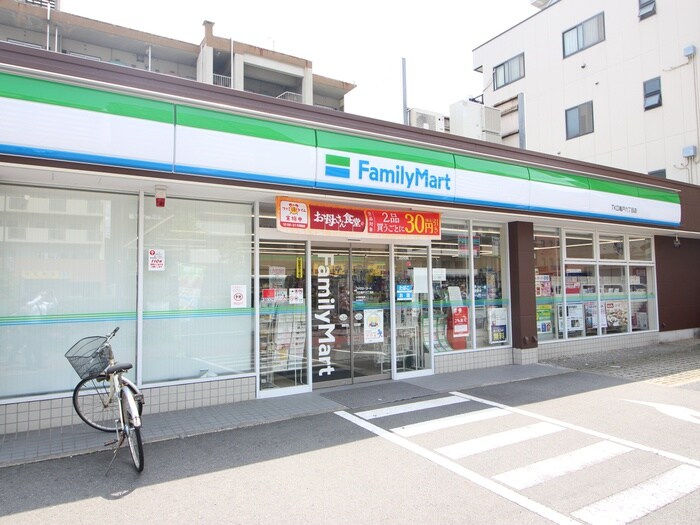 ファミリーマート(コンビニ)まで61m ドゥーエ亀戸Ⅲ