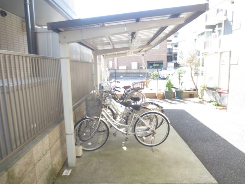 駐輪場 アルヴィラージュ　