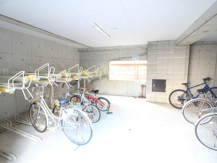 駐輪場 セシーズイシイ16