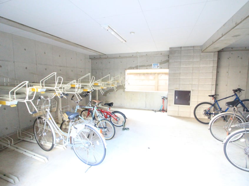 駐輪場 セシーズイシイ16