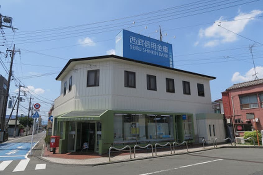 西武信用金庫　牛浜支店(銀行)まで75m ドミ－ルタカハシ