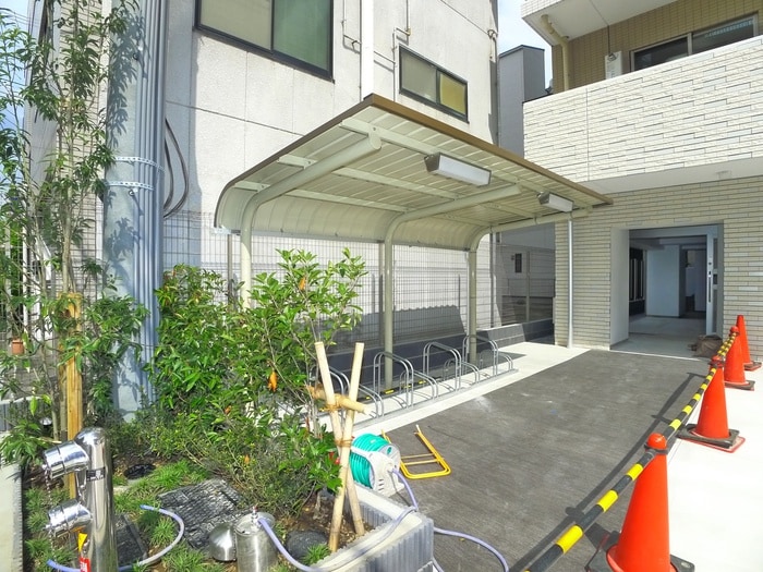 駐輪場 ALTERNA日暮里