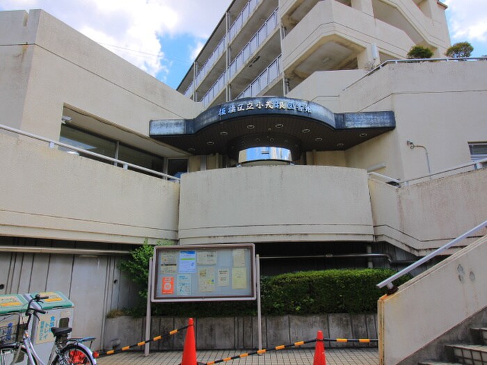 板橋区立小茂根図書館(図書館)まで664m アンソレイエ小竹