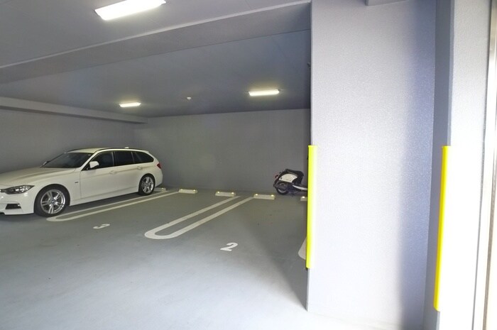 駐車場 ホワイトマーベル