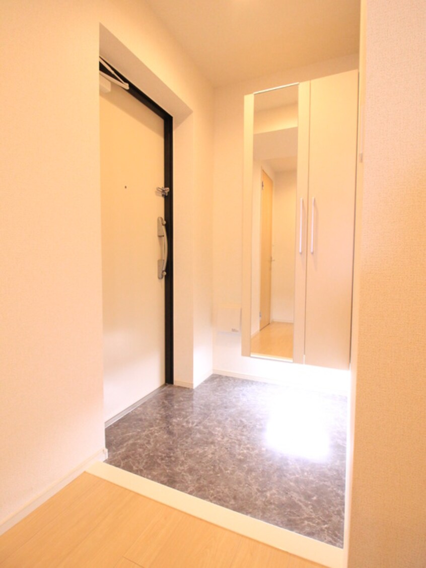 玄関 ホワイトマーベル