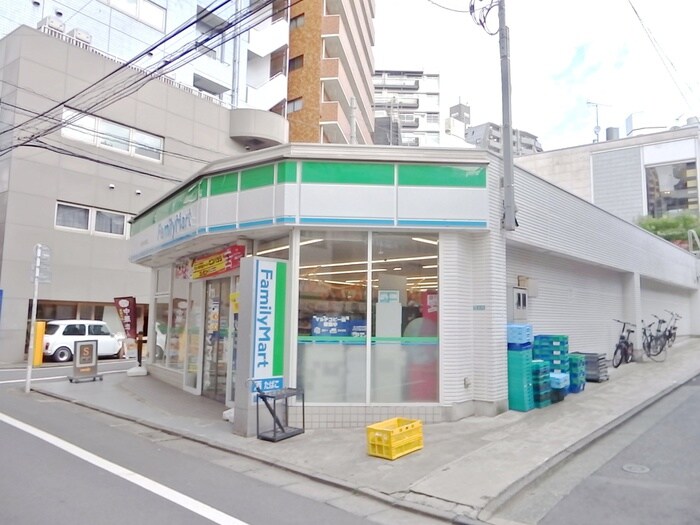 ファミリーマート小浦中目黒店(コンビニ)まで51m 川田ビル（２Ｆ）